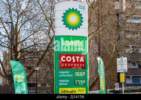 Schild mit den Kraftstoffpreisen außerhalb einer BP-Tankstelle in North London, Großbritannien, da die Preise im März 2022 Rekordwerte erreichen Stockfoto