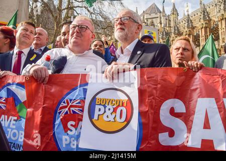 London, Großbritannien. 21. März 2022. Der Labour-Abgeordnete Jeremy Corbyn (R) schließt sich dem Protest vor dem Parlament an. Mitarbeiter von P&O Ferries und Mitglieder der RMT (Rail, Maritime and Transport) Union marschierten aus Protest vom Hauptsitz von DP World, dem Unternehmen, das P&O besitzt, zum Parlament, nachdem 800 britische Mitarbeiter entlassen und durch Leiharbeiter ersetzt wurden. Kredit: SOPA Images Limited/Alamy Live Nachrichten Stockfoto