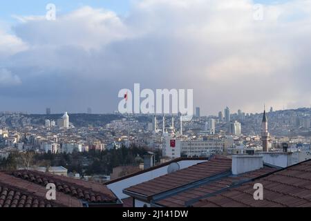 Blick auf Ankara, Türkei (Blick nach Süden vom Schlossgebiet in Richtung Zentrum von Ankara und schneebedeckte Berge im Hintergrund) Stockfoto