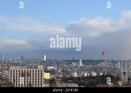 Blick auf Ankara, Türkei (Blick nach Süden vom Schlossgebiet in Richtung Zentrum von Ankara und schneebedeckte Berge im Hintergrund) Stockfoto