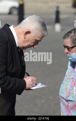 Sir Lindsay Hoyle - Sprecher des Unterhauses - unterzeichnete ein Autogramm vor dem Gedenkgottesdienst für Dame Vera Lynn in der Westminster Abbey, 21. M Stockfoto