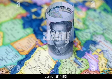 Chinesischer Yuan auf der Karte von Saudi-Arabien und Iran. Konzept des Ölkaufs, wirtschaftliche Zusammenarbeit zwischen den Ländern des Pekinger und des Persischen Golfs Stockfoto