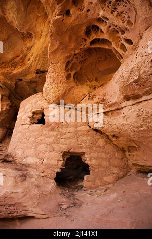 Die Lace Rock Ruin ist eine 1000 Jahre alte Ancestral Puebloan Klippe, die auf Cedar Mesa im Südosten Utahs wohnt. Sein Name stammt aus dem Abschnitt des Felsens l Stockfoto