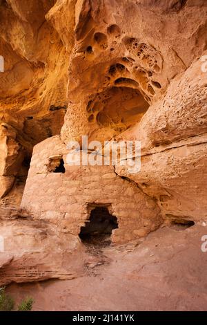 Die Lace Rock Ruin ist eine 1000 Jahre alte Ancestral Puebloan Klippe, die auf Cedar Mesa im Südosten Utahs wohnt. Sein Name stammt aus dem Abschnitt des Felsens l Stockfoto