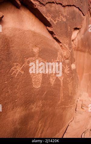 Puebloan Ureinwohner-Rockkunst im Kane Creek Canyon in der Nähe von Moab, Utah. Diese Petroglyphen sind mehr als 800 Jahre alt. Stockfoto