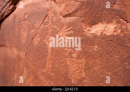 Puebloan Ureinwohner-Rockkunst im Kane Creek Canyon in der Nähe von Moab, Utah. Diese Petroglyphen sind mehr als 800 Jahre alt. Stockfoto