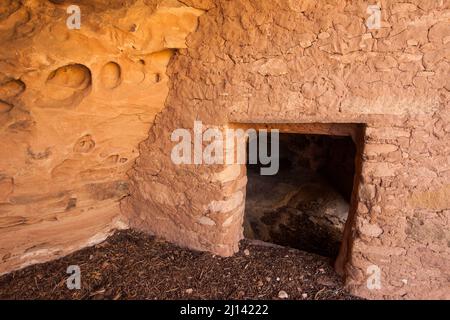 Die Lace Rock Ruin ist eine 1000 Jahre alte Ancestral Puebloan Klippe, die auf Cedar Mesa im Südosten Utahs wohnt. Sein Name stammt aus dem Abschnitt des Felsens l Stockfoto