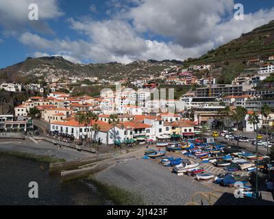 Blick auf den Hafen schönes Fischerdorf Camara de Lobos von Camino do Calhau Küstenweg Stockfoto