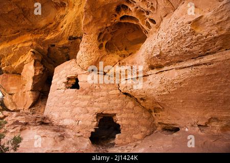 Die Lace Rock Ruin ist eine 1000 Jahre alte Ancestral Puebloan Klippe, die auf Cedar Mesa im Südosten Utahs wohnt. Sein Name stammt aus dem Abschnitt des Felsens l Stockfoto