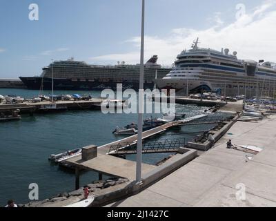 Zwei Luxuskreuzfahrtschiffe, die im Hafen von Funchal, Madeira, Portugal, EU, festgemacht sind und auf Pontons in der Marina fahren Stockfoto