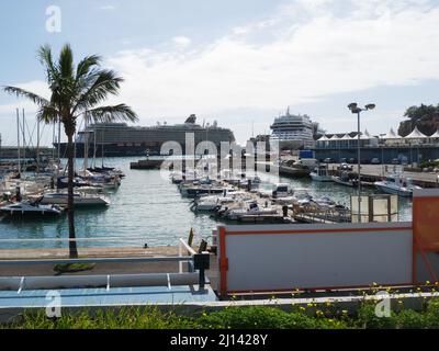 Zwei Luxuskreuzfahrtschiffe, die im Hafen von Funchal, Madeira, Portugal, EU, festgemacht sind Stockfoto