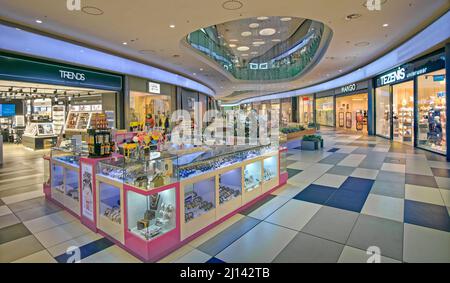 Interieur des Kings Avenue Shopping Centers in Paphos auf Zypern. Stockfoto