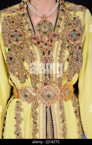 Details eines marokkanischen Kaftans aus Gold für Frauen, mit ihrer ​​embroidery und goldener Spitze Stockfoto