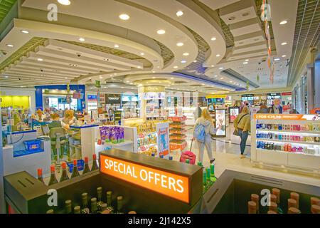 Duty Free-Shop am Flughafen Paphos in Zypern. Stockfoto