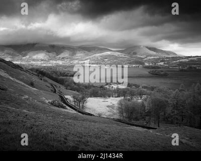 Eine schwarz-weiße Infrarotaufnahme des Derwent-Wassers vom Osthang der Cat Bells im Lake District National Park mit Skiddaw- und Blencathra-Fjälls im Hintergrund, Cumbria, England. Stockfoto