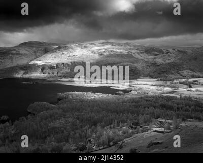 Ein Schwarz-Weiß-Infrarotbild von Castlerigg Fell und Ashness fiel über Derwent Water und Borrowdale von Cat Bells im Lake District National Park, Cumbria, England. Stockfoto