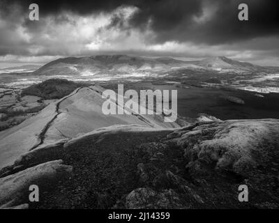 Eine schwarz-weiße Infrarotaufnahme von Cat Bells im Lake District National Park mit Derwent Water und Skiddaw Beyond, Cumbria, England. Stockfoto