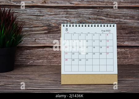 Weißer Kalender für August 2022 auf Holztisch. 2022 Konzept für das neue Jahr. Speicherplatz kopieren. Stockfoto