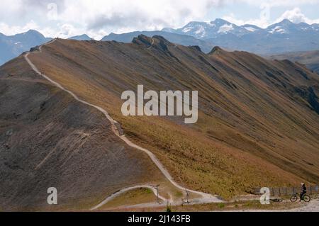 Der Höhenweg von der Seilbahn La Toviere in Richtung ‘Col de Fresse’ Pass, Tignes, Haute-Tarentaise, Vanoise-Massiv, Savoie (73), Auvergne-Rhone- Stockfoto