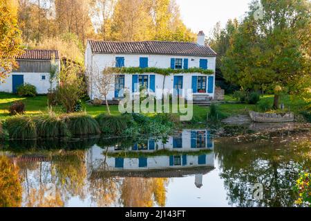 Traditionelles Haus in der Nähe von Coulon im Marais Poitevin, Deux-Sevres (79). Es ist das größte Sumpfgebiet an der Atlantikküste Frankreichs. Stockfoto