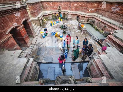 Kathmandu, Bagmati, Nepal. 22. März 2022. Nepalesische Frauen versammeln sich, um Wasser aus einem traditionellen Steinhahn in Kathmandu, Nepal, zu füllen, am 22. März 2022, dem Weltwassertag. Die Menschen im Kathmandu-Tal stehen aufgrund der zunehmenden Bevölkerung und Urbanisierung immer noch vor dem Problem der Trinkwasserknappheit. (Bild: © Sunil Sharma/ZUMA Press Wire) Stockfoto