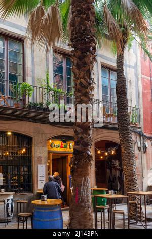 BARCELONA KATALONIEN SPANIEN GOTISCHES VIERTEL BARRI GÒTIC STRASSE MIT EUSKAL TAPAS-BAR UND PALMEN Stockfoto