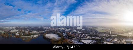 Sandbach in Cheshire von oben, ein kalter Wintertag, der die Landschaft und die Wohnsiedlung rund um Sandbach, Elworth und Ettiley Heath zeigt. Stockfoto