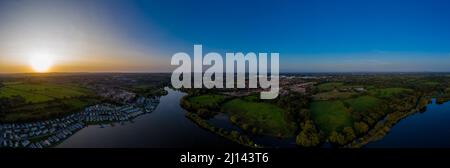 Winsford Marina in Ceshire während eines atemberaubenden Sonnenuntergangs in einer Sommernacht, aufgenommen vom Himmel mit Drohne, die den Yachthafen, den Wohnwagenpark und den Flussweaver zeigt Stockfoto