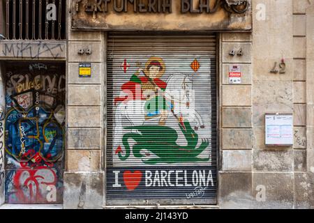 BARCELONA SPANIEN GOTISCHES VIERTEL BARRI GÒTIC KÜNSTLERISCHES GEBIET EIN BUNT BEMALTER SHOP SHUTTER ST GEORGE, DER DEN DRACHEN ERSCHLUGT Stockfoto