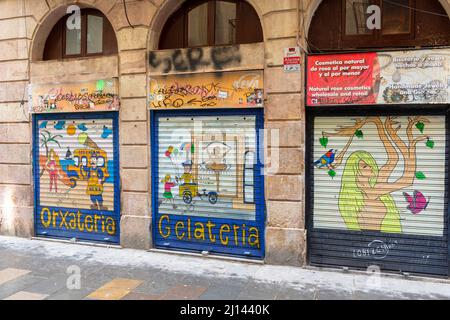 BARCELONA SPANIEN GOTISCHES VIERTEL BARRI GÒTIC KÜNSTLERISCHES VIERTEL EIN BUNT BEMALTER LADEN MIT FENSTERLÄDEN ORXATERIA UND GELATERIA Stockfoto