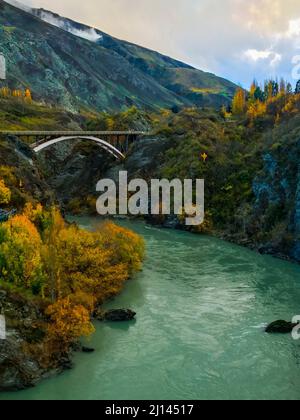 Vertikaler, landschaftlich reizvoller Blick auf die Hängebrücke der Kawarau Gorge über den Kawarau River in Neuseeland Stockfoto