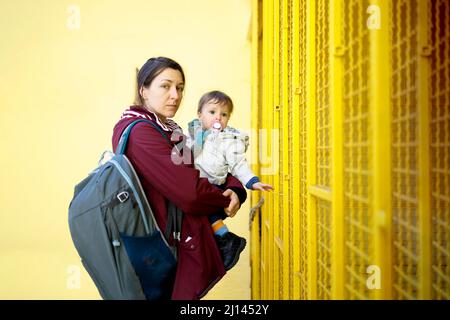 Eine Mutter und ihr kleines Kind sind unterwegs Stockfoto