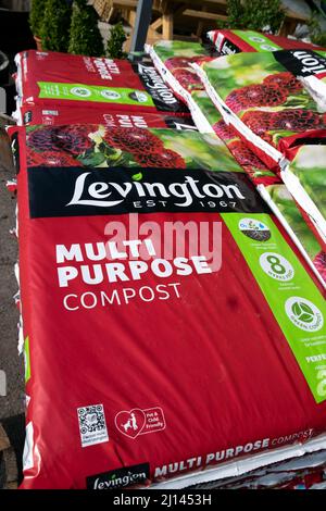 Plastiktüten von Levington Mehrzweckkompost zum Verkauf in einem Gartencenter, um sie beim Gärtnern von Pflanzen, beim Anbau von Gemüse und Obst in Großbritannien zu verwenden Stockfoto