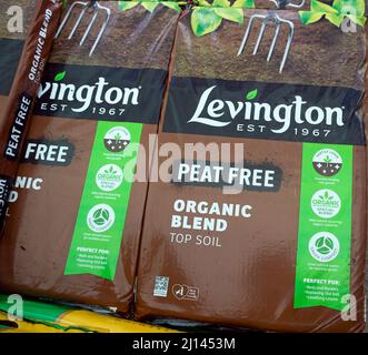 Plastiktüten von Levington Peat Free Organic Blend Top Bodenkompost in einem Gartencenter, um im Garten umtopfende Pflanzen zu verwenden, die Gemüse & Obst anbauen Großbritannien Stockfoto