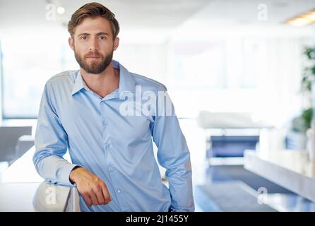 Geben 100 von 9-5. Beschnittenes Porträt eines hübschen jungen Geschäftsmannes im Büro. Stockfoto