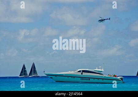 Panoramablick auf Colombier Beach, Segelboote und Regatta, St. Barth, St. Barths, Saint Barthelemy. Hubschrauber und Zuschauer auf einer Luxusyacht Stockfoto