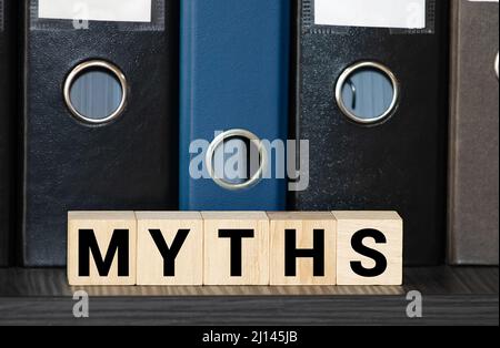 Mythen Wort im Holzwürfel, Geschäftskonzept Stockfoto