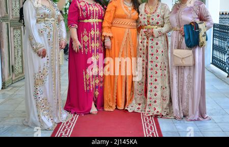 Marokkanische Frauen tragen den marokkanischen Kaftan. Stockfoto