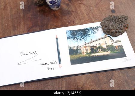 Allgemeine Ansicht des vom Prince of Wales unterzeichneten Besucherbuches im Lissan House, Cookstown, in der Grafschaft Tyrone, während eines Besuchs, um sich mit Gemeindegruppen zu treffen, die das Anwesen während seines zweitägigen Besuchs in Nordirland nutzen. Bilddatum: Dienstag, 22. März 2022. Stockfoto