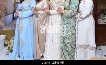 Marokkanische Frauen tragen den marokkanischen Kaftan. Stockfoto