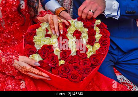 Henna Tattoo auf der Hand der Braut.Nahaufnahme der Hände des arabischen Paares bei einer Hochzeit, Konzept der Ehe/Partnerschaft/Verpflichtung Stockfoto