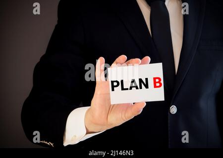 Geschäftsmann wählt Plan B auf dem virtuellen Bildschirm. Stockfoto