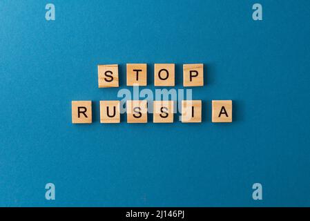 Stoppen Sie Russland Hintergrund. Satz aus Holzbuchstaben. Wörter aus der Draufsicht. Die Sätze sind in Holzbuchstaben ausgelegt. Motivation. Stockfoto