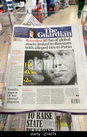 „Enthüllte 17bn US-Dollar an globalen Vermögenswerten, die mit Russen verbunden sind, die angeblich mit Putin verbunden sind“, titelte die Zeitung Guardian, Oligarch Abramovich, 22.. März 2022 Großbritannien Stockfoto