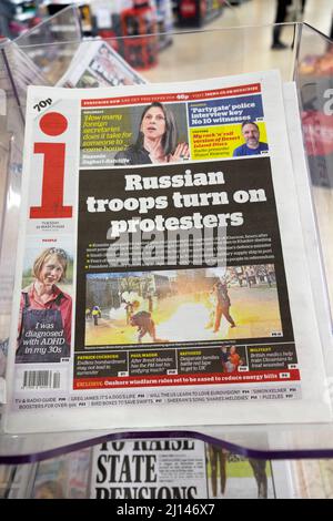 „Russische Truppen wenden sich gegen Demonstranten“ beim Angriff von Cherson auf die titelseite der Zeitung ukraine war Headline am Zeitungsstand 22.. März 2022 London Großbritannien Großbritannien Stockfoto