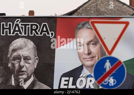 Wahlplakat für Fidesz-Partei auf der Straße von Mosonmagyarovar platziert. Auf der Plakatwand (von links nach rechts) befinden sich der ehemalige Premierminister Ferenc Gyurcsany und der ungarische Premierminister und Führer von Fidesz Viktor Orban. Mosonmagyarovar ist die Stadt im Nordwesten Ungarns, etwa 160 Kilometer von der ungarischen Hauptstadt Budapest entfernt. Peter Marki-Zay wird Premierminister Viktor Orban bei den bevorstehenden Parlamentswahlen, die am 3.. April 2022 stattfinden werden, herausfordern. Stockfoto