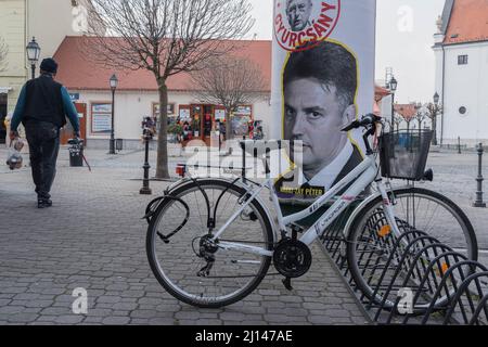 Mosonmagyarovar, Ungarn. 18. März 2022. Ein Mann kommt auf der Straße an einem Wahlplakat von Peter Marki-Zay, dem Führer der ungarischen Oppositionskoalition, die für Ungarn vereint ist, vorbei. Mosonmagyarovar ist die Stadt im Nordwesten Ungarns, etwa 160 Kilometer von der ungarischen Hauptstadt Budapest entfernt. Peter Marki-Zay wird Premierminister Viktor Orban bei den bevorstehenden Parlamentswahlen, die am 3.. April 2022 stattfinden werden, herausfordern. (Foto von Tomas Tkacik/SOPA Images/Sipa USA) Quelle: SIPA USA/Alamy Live News Stockfoto