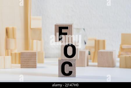 Buchstabe im Wort FOC Abkürzung von Kostenlos auf Holzhintergrund. Stockfoto