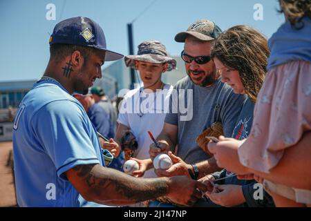 Port Charlotte, FL USA: Tampa Bay Rays Shortstop Wander Franco (5) unterzeichnet Autogramme während eines Baseballspiels im Frühjahr gegen die Pittsburgh PIR Stockfoto