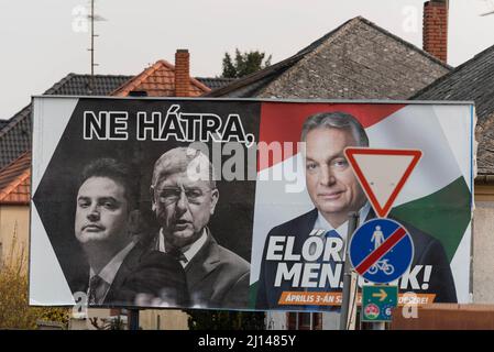 18. März 2022, Mosonmagyarovar, Ungarn: Wahlplakat für die Partei Fidesz auf der Straße von Mosonmagyarovar. Auf der Plakatwand (von links nach rechts) der Oppositionsführer Peter Marki-Zay, der ehemalige Premierminister Ferenc Gyurcsany und der ungarische Premierminister und Führer von Fidesz Viktor Orban. Mosonmagyarovar ist die Stadt im Nordwesten Ungarns, etwa 160 Kilometer von der ungarischen Hauptstadt Budapest entfernt. Peter Marki-Zay wird Premierminister Viktor Orban bei den bevorstehenden Parlamentswahlen, die am 3.. April 2022 stattfinden werden, herausfordern. (Bild: © Tomas Tkacik/SOPA IMAG Stockfoto